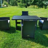 Ensemble à diner extérieur – 1 table (dessus en composite) et 4 chaises – Collection Lynn en prévente disponible mai 2026