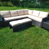 Ensemble de patio extérieur – 3 causeuses, 3 poufs et 2 tables d&rsquo;appoint (dessus en verre) – Collection Lynn (Disponible en 4 couleurs) en prévente disponible mai 2026 en cadeau une chaise longue sur ramassage a notre entrepôt